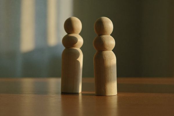 Zwei Holzfiguren im warmen Abendlicht