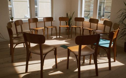 Leerer Stuhlkreis im Morgenlicht