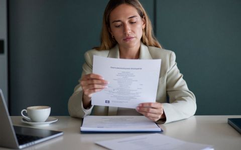 Prüferin liest Qualifikationsnachweise – seriöse Aufsteller erkennen